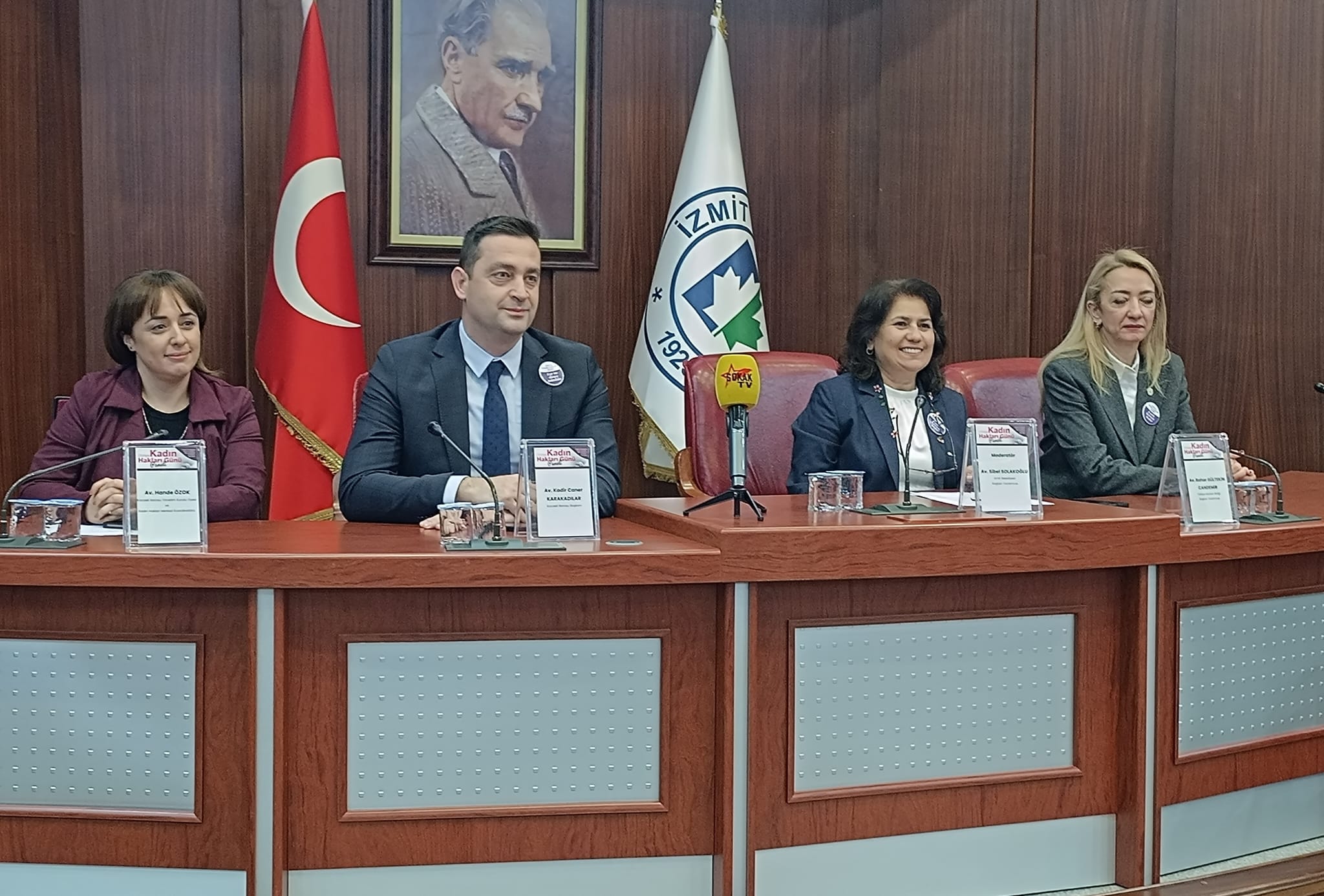 5 ARALIK DÜNYA KADIN HAKLARI GÜNÜ İZMİT'TE KUTLANDI